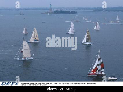 SEGELN - ALLEIN UNTERWEGS 2002/2003 - STARTSTRECKE 1 - NEW YORK CITY (USA) - 15/09/2002 - FOTO: GUY GURNEY / DPPI DIE FLOTTE VOR DER FREIHEITSSTATUE Stockfoto