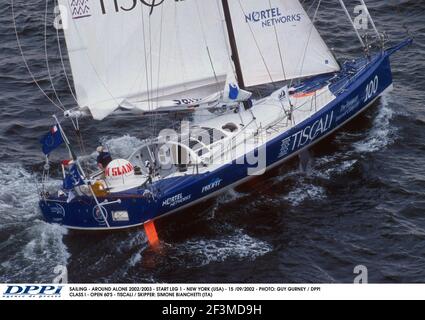 SEGELN - ALLEIN UNTERWEGS 2002/2003 - STARTSTRECKE 1 - NEW YORK (USA) - 15/09/2002 - FOTO: GUY GURNEY / DPPI KLASSE I - OFFEN 60'S - TISCALI / SKIPPER: SIMONE BIANCHETTI (ITA) Stockfoto