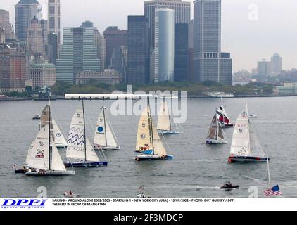 SEGELN - ALLEIN UNTERWEGS 2002/2003 - STARTSTRECKE 1 - NEW YORK CITY (USA) - 15/09/2002 - FOTO: GUY GURNEY / DPPI DIE FLOTTE VOR MANHATAN Stockfoto