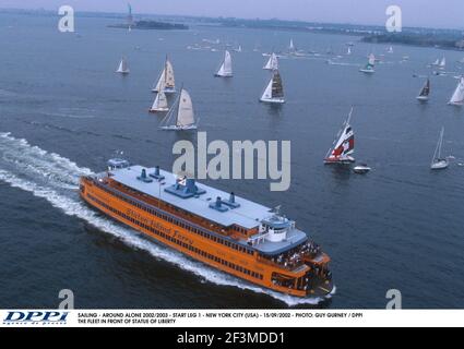 SEGELN - ALLEIN UNTERWEGS 2002/2003 - STARTSTRECKE 1 - NEW YORK CITY (USA) - 15/09/2002 - FOTO: GUY GURNEY / DPPI DIE FLOTTE VOR DER FREIHEITSSTATUE Stockfoto