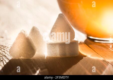 Herzförmige сubes von Zucker auf den weißen Hintergrund. Stockfoto