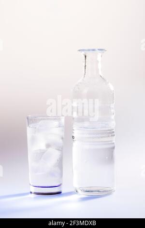 Kanne und Glas mit Eis sauberes Wasser Stockfoto