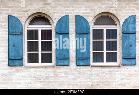 Fenster mit Holzfenster auf einem alten Gebäude Stockfoto