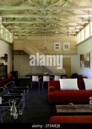 Doppelhöhe offenes Wohnzimmer in Scheune Umbau, Chile Stockfoto