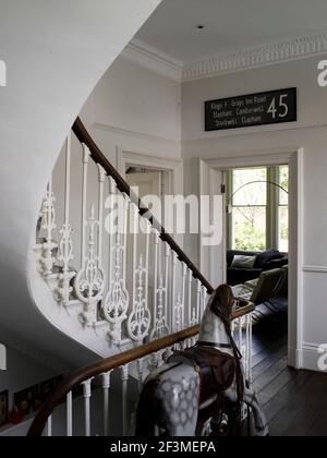 Treppenhaus mit Schaukelpferd auf der Landung im Wohnhaus, Großbritannien Stockfoto