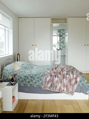 Schlafzimmer mit Einbauschränken in Wohnhaus, Dänemark Stockfoto