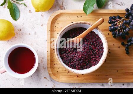 Aronia-Beerentee. Getrocknete Aroniabeeren werden häufig verwendet, um antioxidationsreichen Kräutertee zu machen. Stockfoto