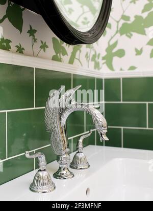 Grün gefliester Splashback mit swanlike Hahn Detail in Wohnheim, Australien Stockfoto