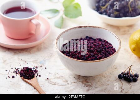 Aronia-Beerentee. Getrocknete Aroniabeeren werden häufig verwendet, um antioxidationsreichen Kräutertee zu machen. Stockfoto