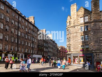 Edinburgh, Großbritannien - 9. Aug 2012: Touristen schlendern entlang des Lawnmarket, einer beliebten Touristenattraktion in der Altstadt Stockfoto