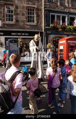 Edinburgh, Großbritannien - 9. Aug 2012: Straßenkünstler in Yoda-Kostüm in der Royal Mile Touristic Street in der Altstadt während des Fringe Festivals Stockfoto