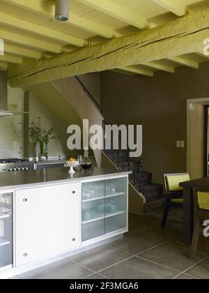 Offene Küche und Esszimmer mit Treppe in Scheune Umwandlung, Frankreich Stockfoto