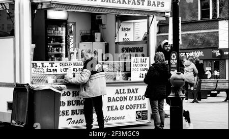 London UK, März 17 2021, Menschen warten vor EINEM Mobile Market Trader Pop-up Food Stall Stockfoto