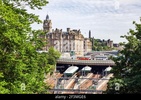 Edinburgh, Großbritannien - 9. Aug 2012: Waverley Bahnhof aus der Sicht des Mound Stockfoto