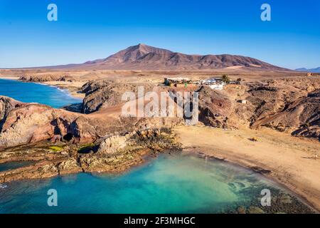 Playa de Papagayo Strand, Wüstenlandschaft und blauer Himmel. Lanzarote Stockfoto