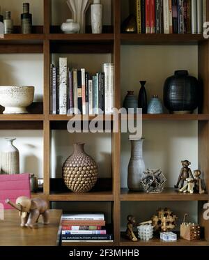 Ornamente auf Bücherregal im Wohnzimmer von California Home, USA. Stockfoto
