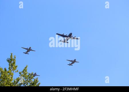 KATOWICE, POLEN - 15. AUGUST 2019: Flugschau zum Tag der Streitkräfte in Katowice, Polen. Lockheed C-130 Hercules und Casa C-295 Transportflugzeuge fliegen an Stockfoto