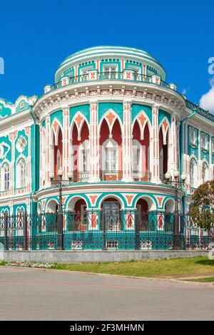 Sewastjanow Haus oder Haus der Gewerkschaften in Jekaterinburg in Russland. Es ist ein Palast, der im ersten Viertel des XIX Jahrhunderts an den Ufern der Stadt gebaut wurde Stockfoto