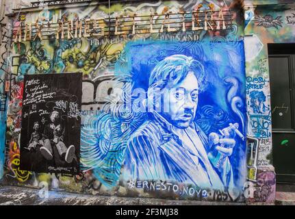 DER FRANZÖSISCHE MALER ERNESTO NOVO MALTE EIN PORTRÄT VON SERGE GAINSBOURG AN DER WAND VOR SEINEM HAUS IN PARIS Stockfoto