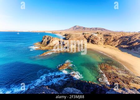 Playa de Papagayo Strand, Wüstenlandschaft und blauer Himmel. Lanzarote Stockfoto