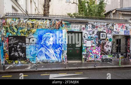 DER FRANZÖSISCHE MALER ERNESTO NOVO MALTE EIN PORTRÄT VON SERGE GAINSBOURG AN DER WAND VOR SEINEM HAUS IN PARIS Stockfoto