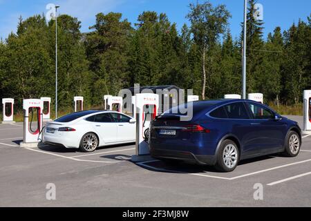 HOVDEN, NORWEGEN - 31. JULI 2020: Tesla Motors Elektroautos parkten an Ladegeräten einer Tesla-Ladestation in der Bergstadt Hovden, Norwegen. Stockfoto