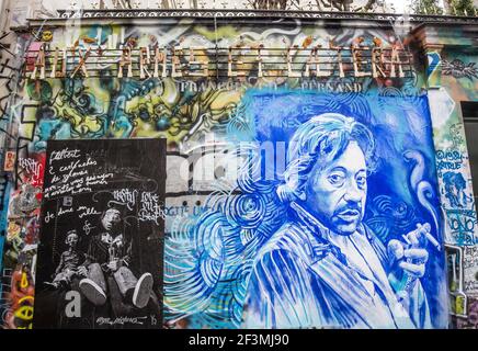 DER FRANZÖSISCHE MALER ERNESTO NOVO MALTE EIN PORTRÄT VON SERGE GAINSBOURG AN DER WAND VOR SEINEM HAUS IN PARIS Stockfoto