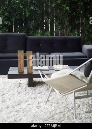 Vasen auf Couchtisch vor grauem Sofa in USA zu Hause Stockfoto