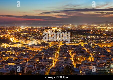Athen Antenne Panoramablick vom Berg Lycabettus in Athen, Griechenland in der Nacht Stockfoto