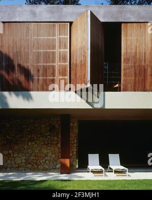 Sonnenliegen auf der Terrasse außerhalb von USA Home Stockfoto