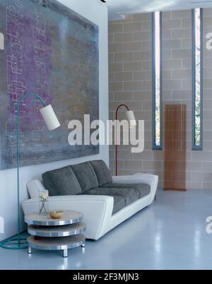 Stehlampen neben Sofa im modernen Wohnzimmer, USA Stockfoto