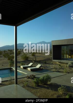 Sonnenliegen auf der Terrasse außerhalb von USA Home Stockfoto