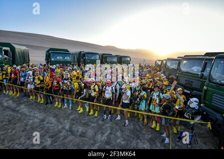 Teilnehmer während der Etappe 3rd des Halbmarathon des Sables Peru 2018, Rennen von 3 Etappen an 4 Tagen, autarke Verpflegung und freies Laufen auf einer Strecke von ca. 120 Kilometern, 350 Teilnehmer aus 26 Nationen am 6. Dezember 2018 in der Wüste Ica, Peru - Foto Eric Montgobert / Halbmarathon des Sables / DPPI Stockfoto