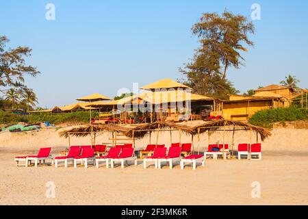 Beach Restaurant Hütten und Sonnenbetten auf Arambol Beach in North Goa, Indien Stockfoto