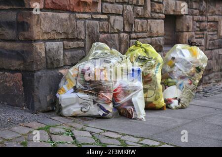 WITTEN, DEUTSCHLAND - 16. SEPTEMBER 2020: Sortierter Hausmüll in gelben Tüten, die in der Innenstadt von Witten auf die Abholung warten. Witten ist eine große Stadt in Stockfoto