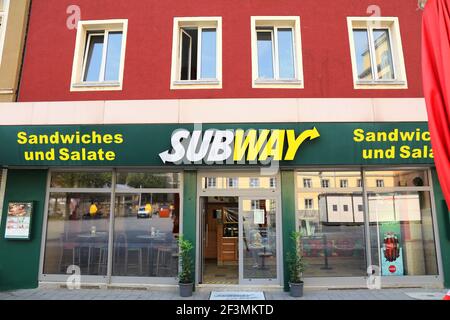 WITTEN, DEUTSCHLAND - 16. SEPTEMBER 2020: Subway Sandwich Shop Franchise in der Innenstadt von Witten, Deutschland. Witten ist eine große Stadt in Nordrhein-Westfalen. Stockfoto
