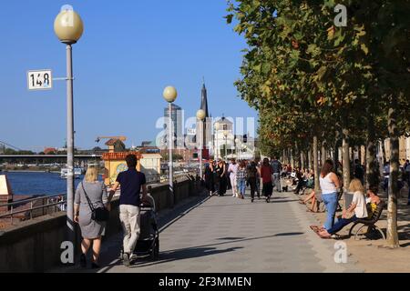 DÜSSELDORF, DEUTSCHLAND - 19. SEPTEMBER 2020: Menschen besuchen Rheinufer in Düsseldorf, Deutschland. Düsseldorf ist die 7. Größte Stadt Deutschlands Stockfoto