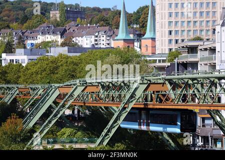 WUPPERTAL, 19. SEPTEMBER 2020: Wuppertaler Schwebebahn in Deutschland. Die einzigartige elektrische Einschienenbahn Stockfoto