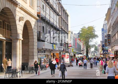 WUPPERTAL, DEUTSCHLAND - 19. SEPTEMBER 2020: Leute kaufen in der Innenstadt von Barmen in Wuppertal ein. Wuppertal ist die größte Stadt im Berg Stockfoto