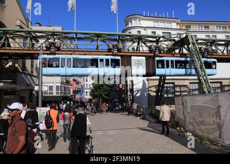 WUPPERTAL, 19. SEPTEMBER 2020: Wuppertaler Schwebebahn in Deutschland. Die einzigartige elektrische Einschienenbahn Stockfoto