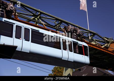 WUPPERTAL, 19. SEPTEMBER 2020: Wuppertaler Schwebebahn in Deutschland. Die einzigartige elektrische Einschienenbahn Stockfoto