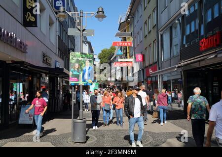 WUPPERTAL, DEUTSCHLAND - 19. SEPTEMBER 2020: Menschen einkaufen in der Innenstadt von Elberfeld in Wuppertal, Deutschland. Wuppertal ist die größte Stadt im Bergis Stockfoto