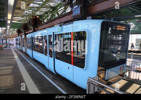 WUPPERTAL, 19. SEPTEMBER 2020: Wuppertaler Schwebebahn in Deutschland. Die einzigartige elektrische Einschienenbahn Stockfoto