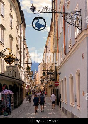 In Salzburg in Österreich laufen die Menschen durch die Straßen 10.6.2018 Stockfoto