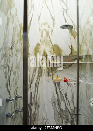 Marmordusche im Badezimmer in brasilianischen Hause Stockfoto