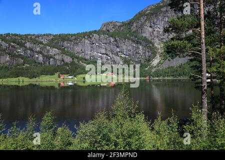 Dorf am See in Setesdal, Norwegen. Schöne Landschaft in Agder Region. Stockfoto