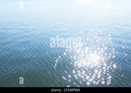 Glares auf der Wasseroberfläche . Sonnenaufgangsreflexion im See Stockfoto