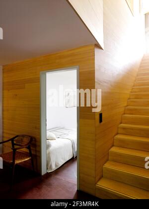 Blick vom Flur in das Schlafzimmer des österreichischen Hauses Stockfoto