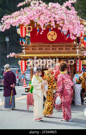 Junge japanische Frauen in Kimonos gekleidet feiern die jährliche Yayoi Matsuri zu feiern den Beginn des Frühlings, Nikko, Japan Stockfoto