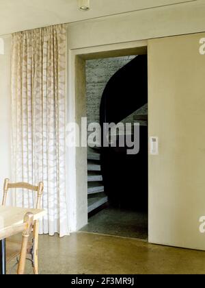 Blick durch Schiebetür zum Flur des österreichischen Hauses Stockfoto